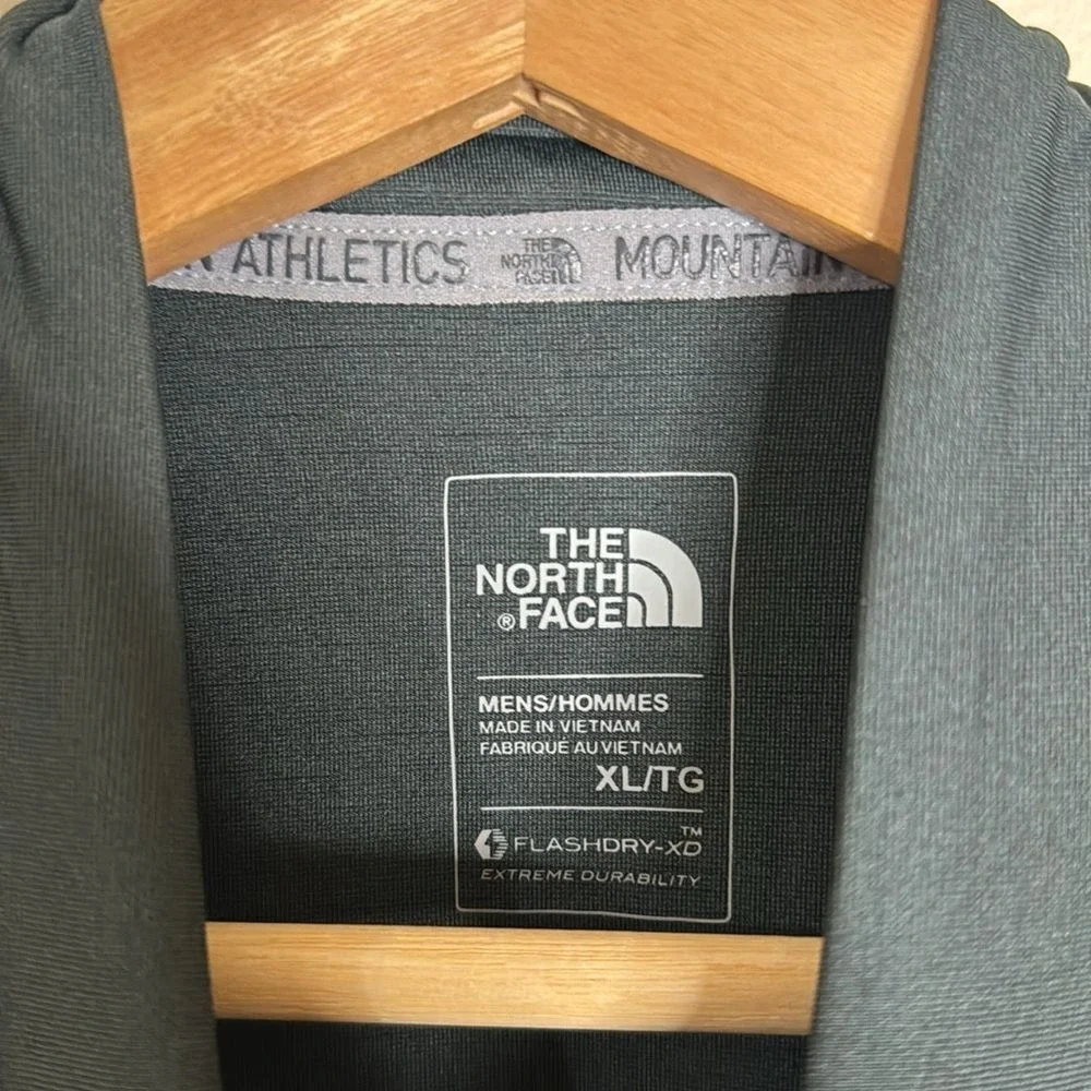 The North Face Mens FlashDry 1/4 Zip Long Sleeve Lightweight Gray XL